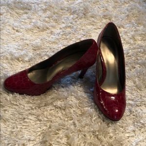 Red flax alligator Liz Claiborne heels. Like new.
